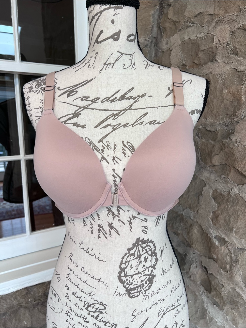 VGUC Two (2) 38C SPANX full coverage
Bra-llelujah! adjustable strap bras - Picture 6 of 16